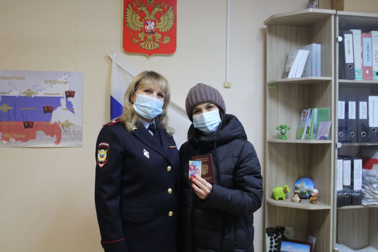 Североуральское отделение по вопросам миграции поздравило посетительниц с предстоящим праздником 8 Марта