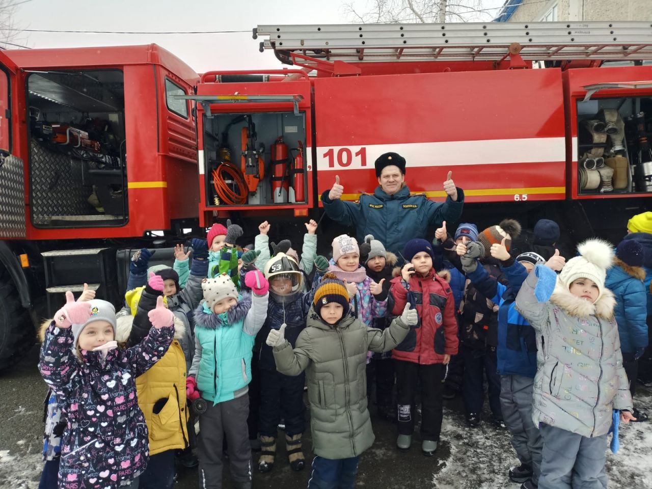 5 апреля сотрудники МЧС приезжали в детсад №4 на пожарной машине