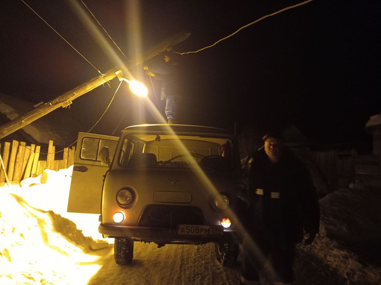 28 февраля в Черемухово груженый лесовоз снес столб линии электропередач и жители остались без света