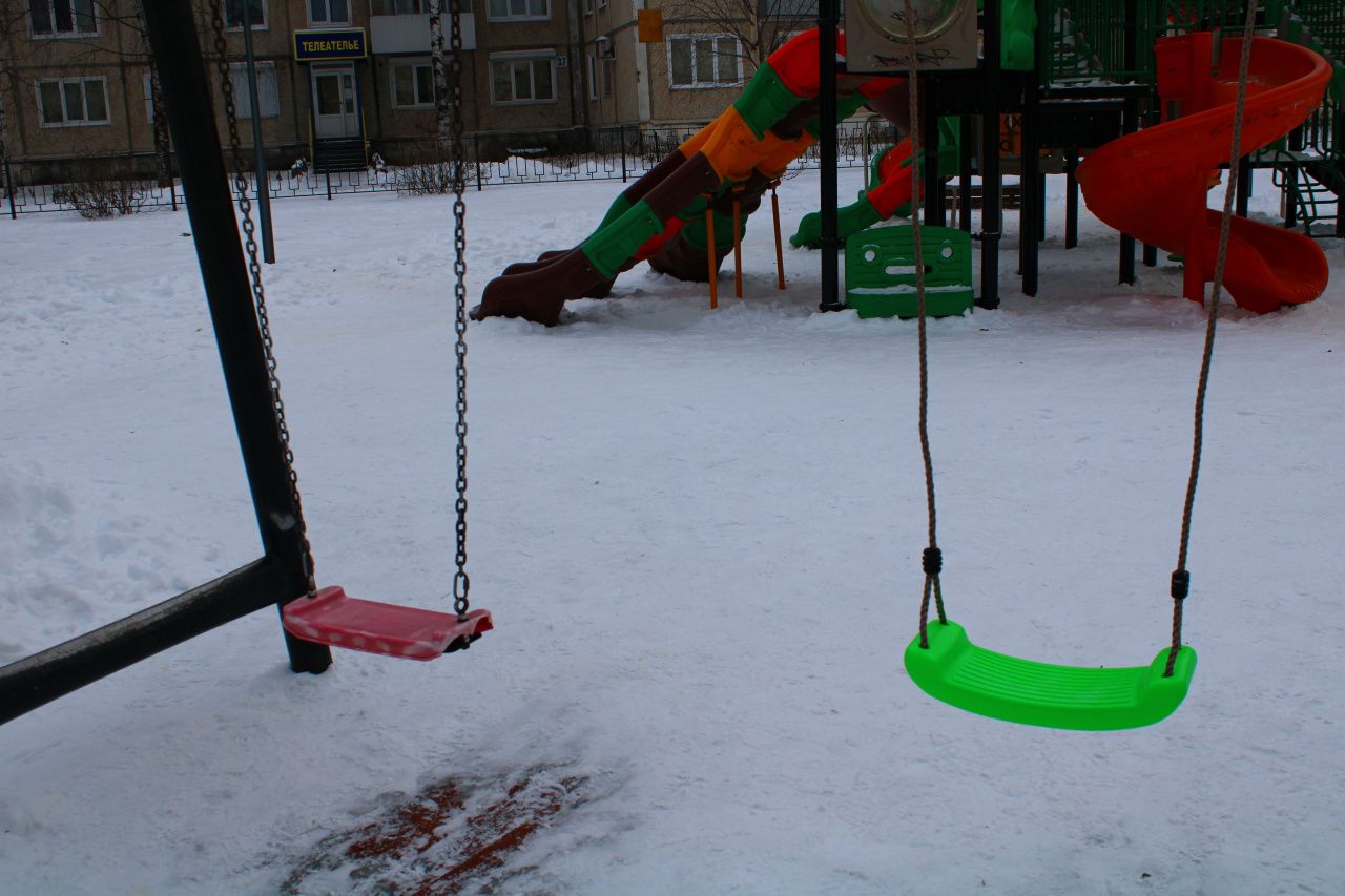 В парке «Молодежный» родители маленьких североуральцев ремонтируют качели самостоятельно