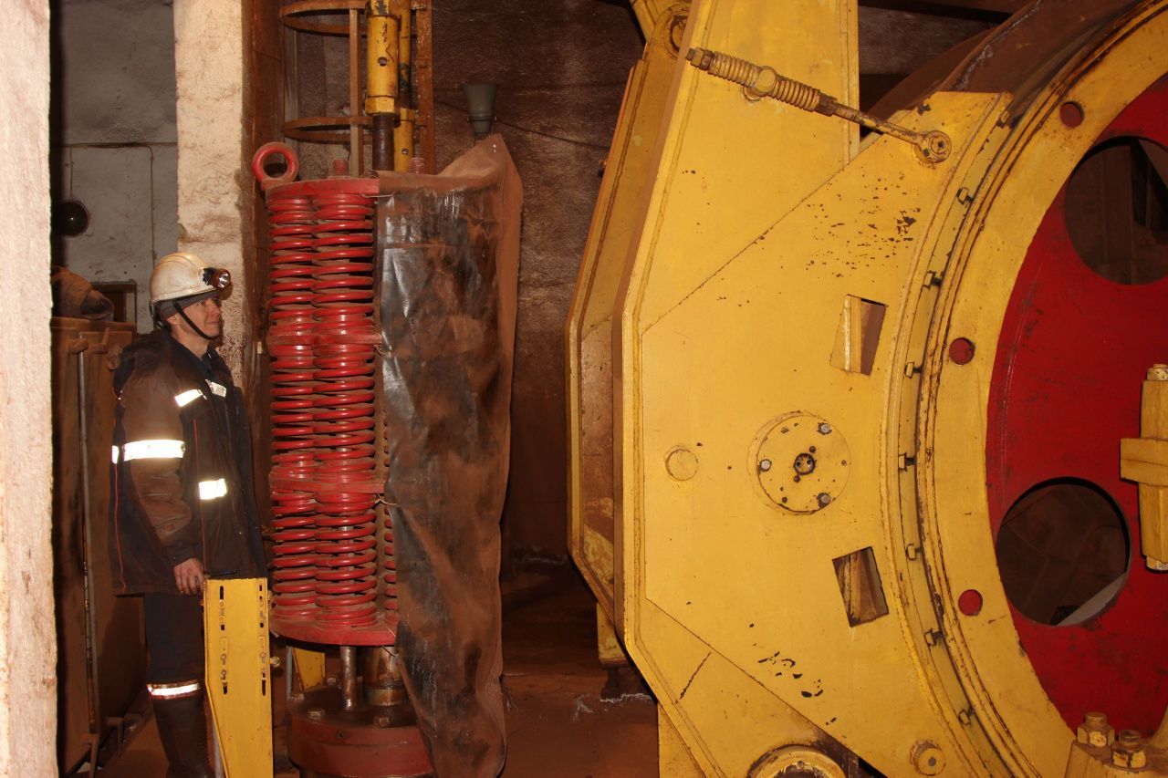 На шахте «Ново-Кальинская» заменили головные канаты на породной подъемной установке