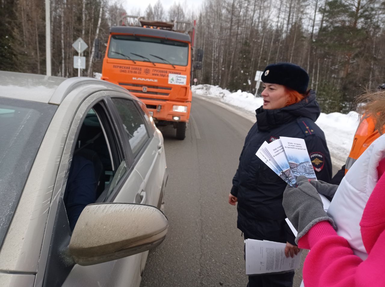 Инспекторы ГАИ и волонтеры на переезде у Бокситов провели акцию "Водитель, внимание на ЖД переезд"
