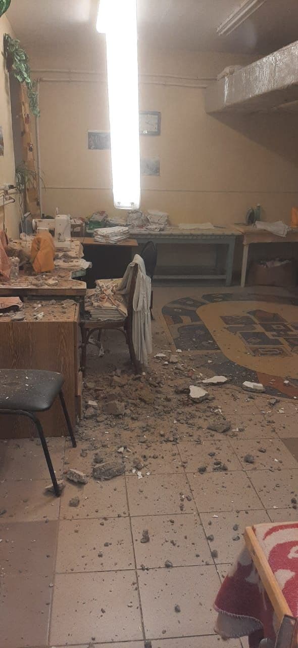 Во время сноса левого крыла больницы обрушился потолок одного из помещений действующего корпуса (фотофакт)