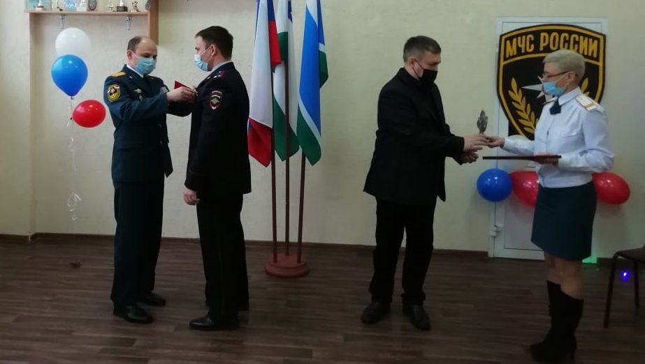 Североуральских полицейских наградили медалями МЧС “За содружество во имя спасения”