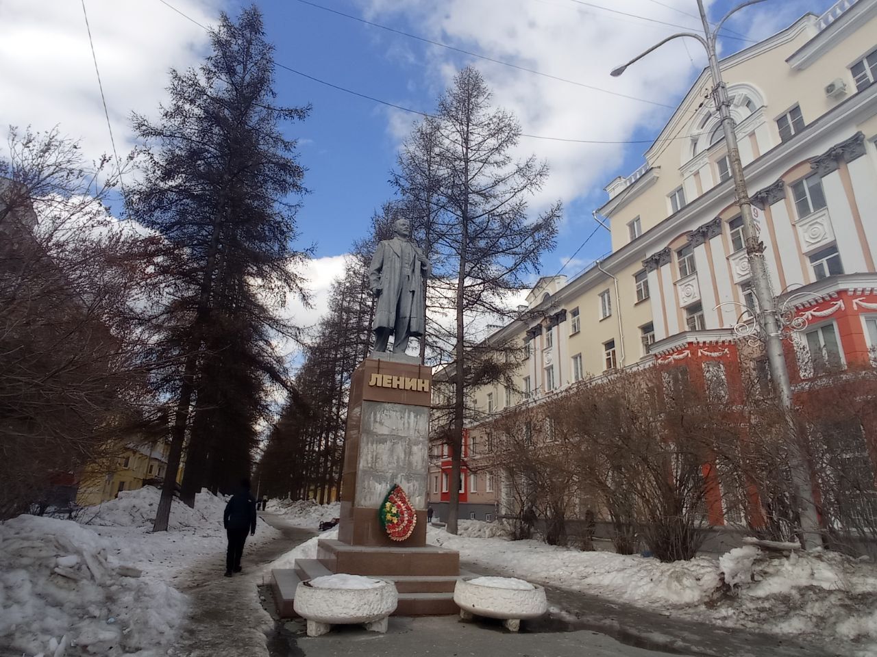У памятника Ленину отвалилась плитка, а монумент на бульваре Моисеева порушили вандалы