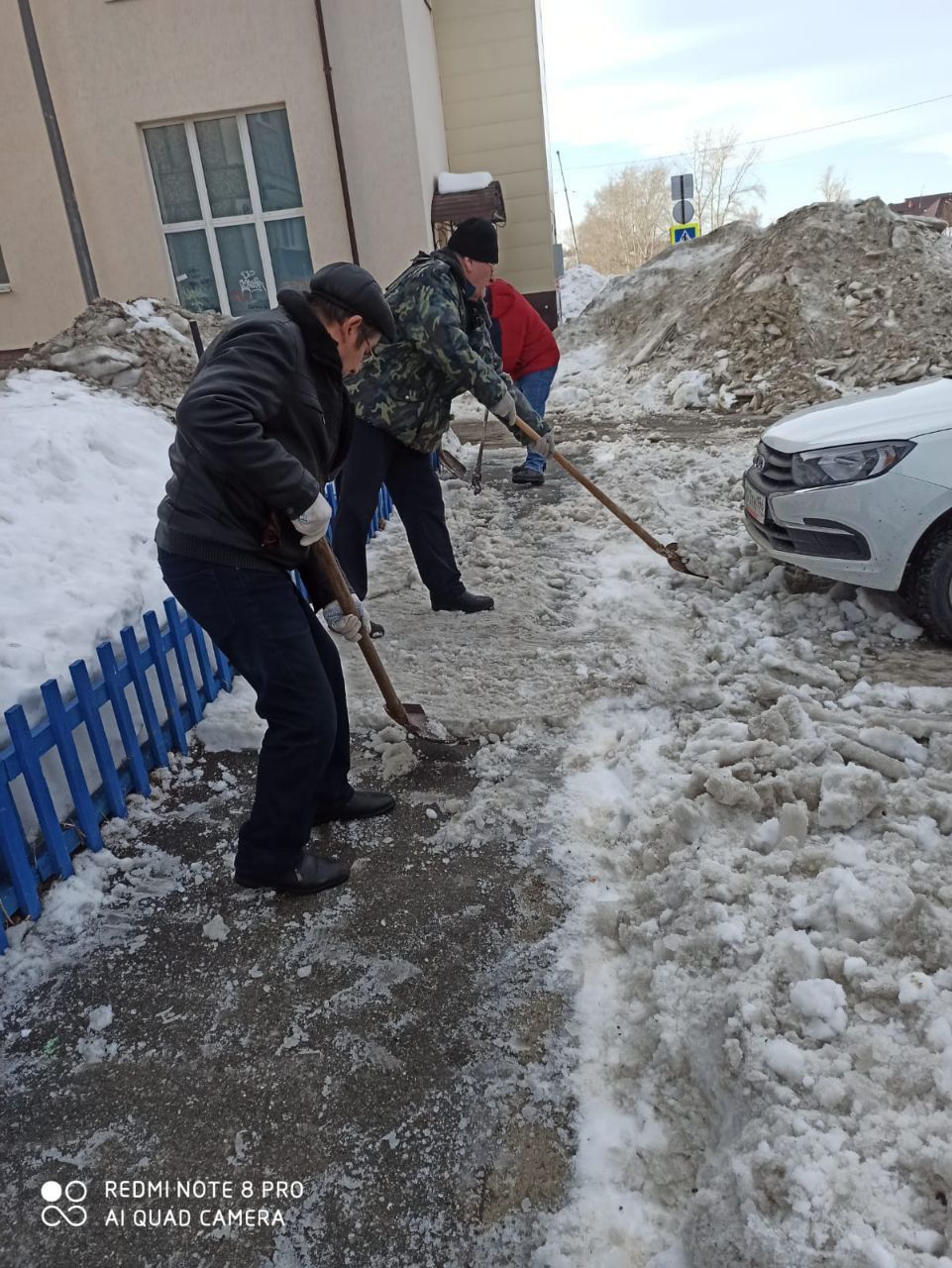 Житель девятиэтажки недоволен работой ТСЖ - снег сгребли к подъезду, детскую площадку завалили