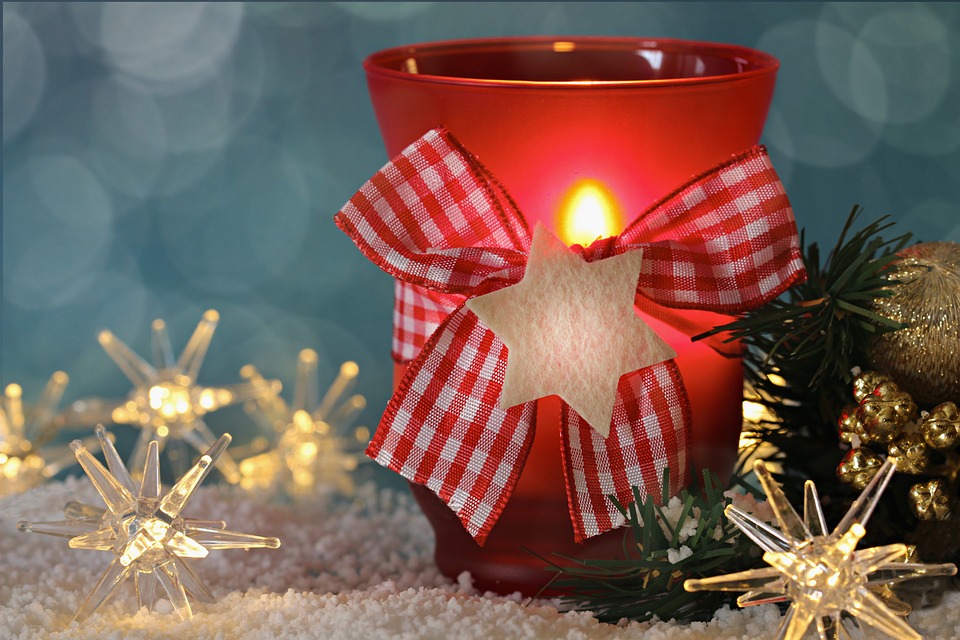 Милые сувениры, сделанные с любовью подарки - прихватки, полотенца, теплые варежки, красивые панно - согреют в зимние вечера. Фото: pixabay.com