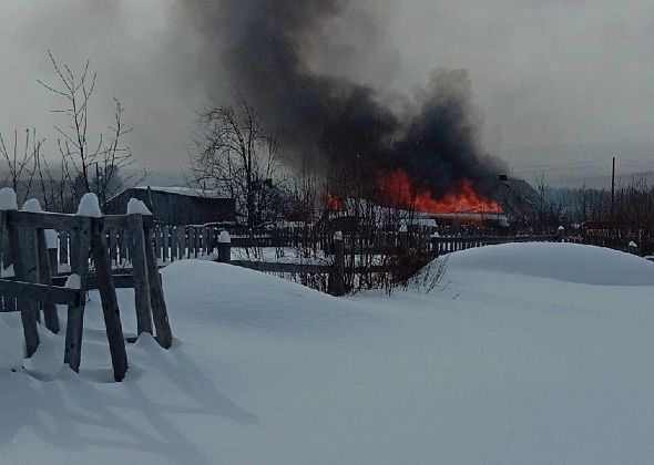 В Баяновке сгорел дом, погорельцы успели вынести только документы