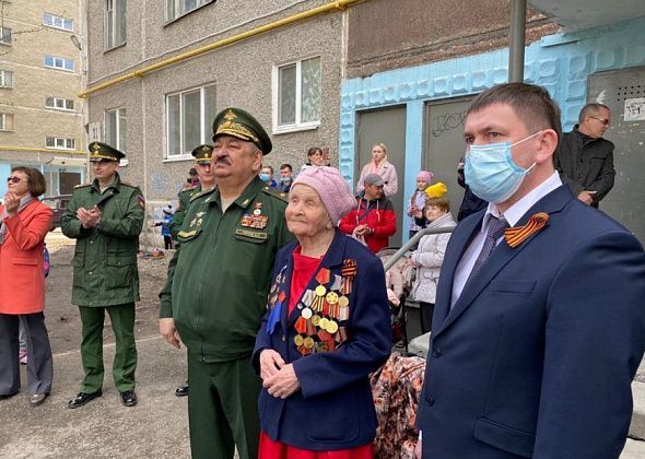 Для 100-летнего ветерана Великой Отечественной войны Елизаветы Григорьевны Смоленцевой организовали праздник у дома