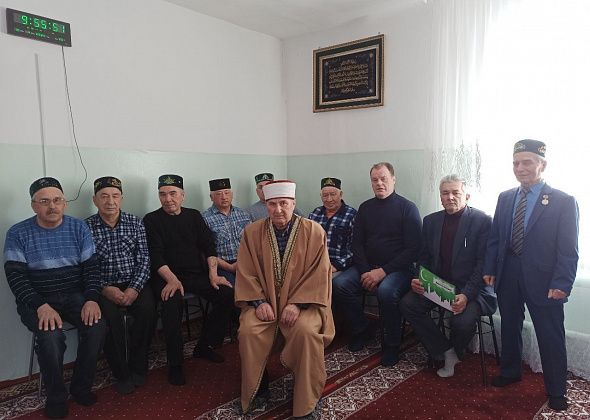 У мусульман Североуральска - Ураза-байрам. В мечети читают намаз и угощают гостей