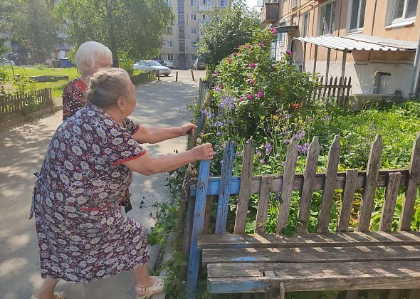 Жители домов по улице Ленина, 25 и 27 обеспокоены отсутствием лавочек и состоянием двора