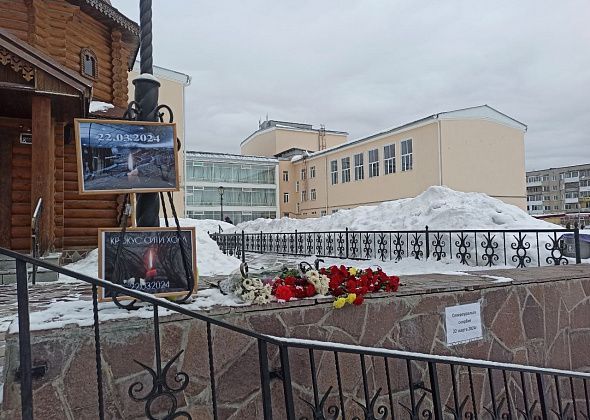 Живые цветы в память о погибших в “Крокус Сити Холле” североуральцы несут к часовне