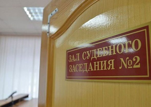 Горожанка отсудила у коммунальщиков 200 000 рублей за скользкую лестницу