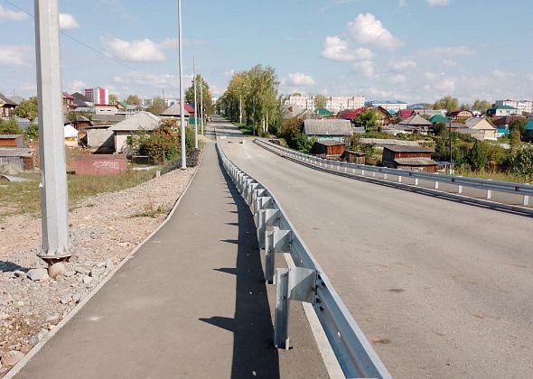 Жительница Североуральска просит сделать пешеходное ограждение на мосту более высоким