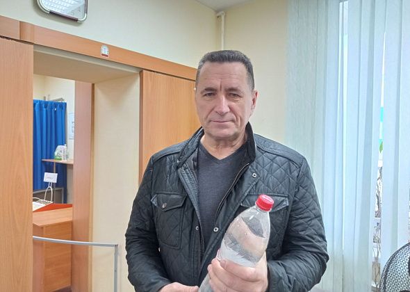 Виктор Ильин передал пробы воды в лабораторию Екатеринбурга. СУБР ответил на запрос редакции