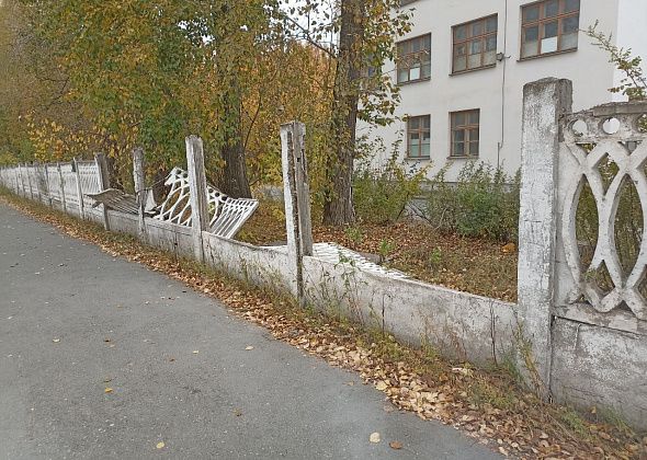 На улице Ленина, напротив роддома, вновь обрушился бетонный забор. Фотофакт