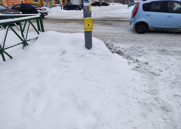 К кнопке вызывного светофора не подобраться из-за кучи спрессованного снега. Фотофакт