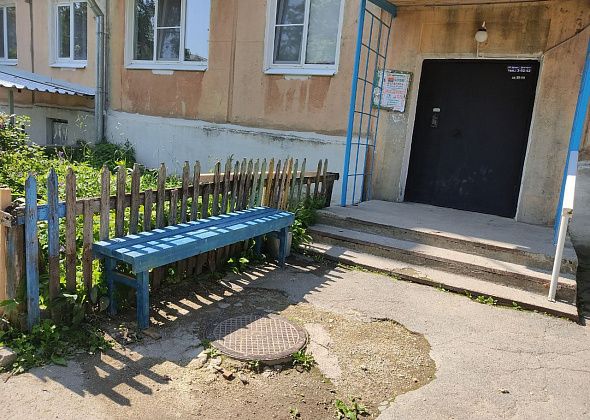 Жители домов по улице Ленина, 25 и 27 благодарят - им поставили новые скамейки