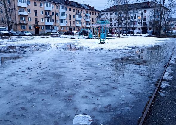 Во дворах 50 лет СУБРа затопило детскую площадку. Фотофакт