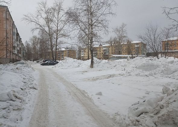 Житель дома №4 на Степана Разина не выдержал и сам расчистил снежную кашу во дворе и на стоянке