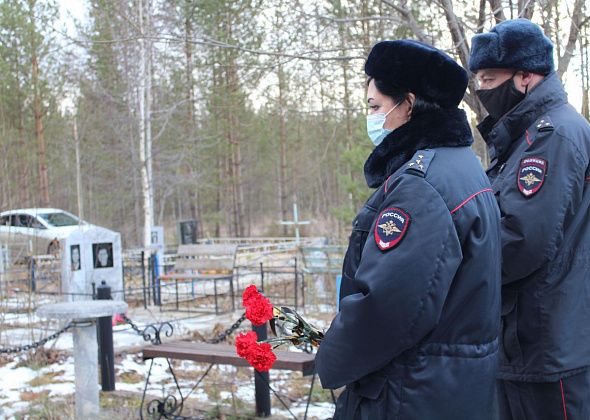 Коллеги из полиции навестили могилы погибших при исполнении Михаила Паршукова, Владимира Гагарина и Натальи Захаровой