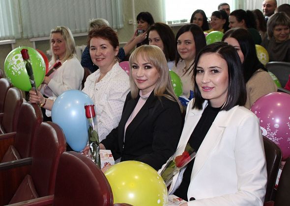 Североуральские полицейские поздравили женщин-коллег с 8 Марта