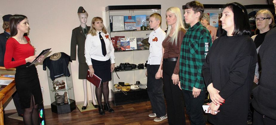  В преддверии Дня Победы в музее отдела МВД торжественно вручили юным североуральцам паспорта 