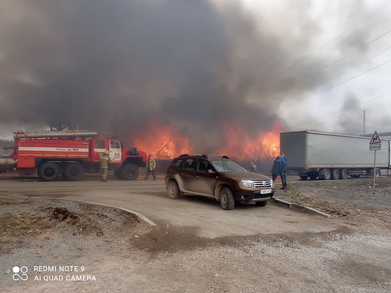 В Черемухово полыхнул пожар рядом с федеральной трассой. Горели сараи, ветер усилил пламя