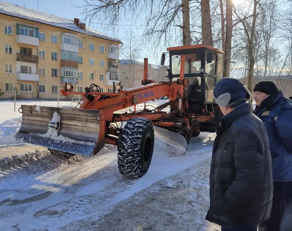 В этом году в Североуральске много снега и много работы по чистке дорог