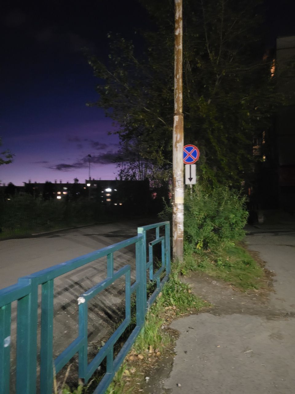 На улице Комсомольской не горят фонари. Спасает свет от «Монетки»