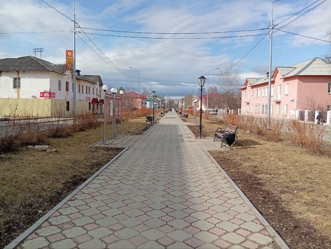 Субботники идут, город становится чище, но не везде. Люди высказывают недовольство