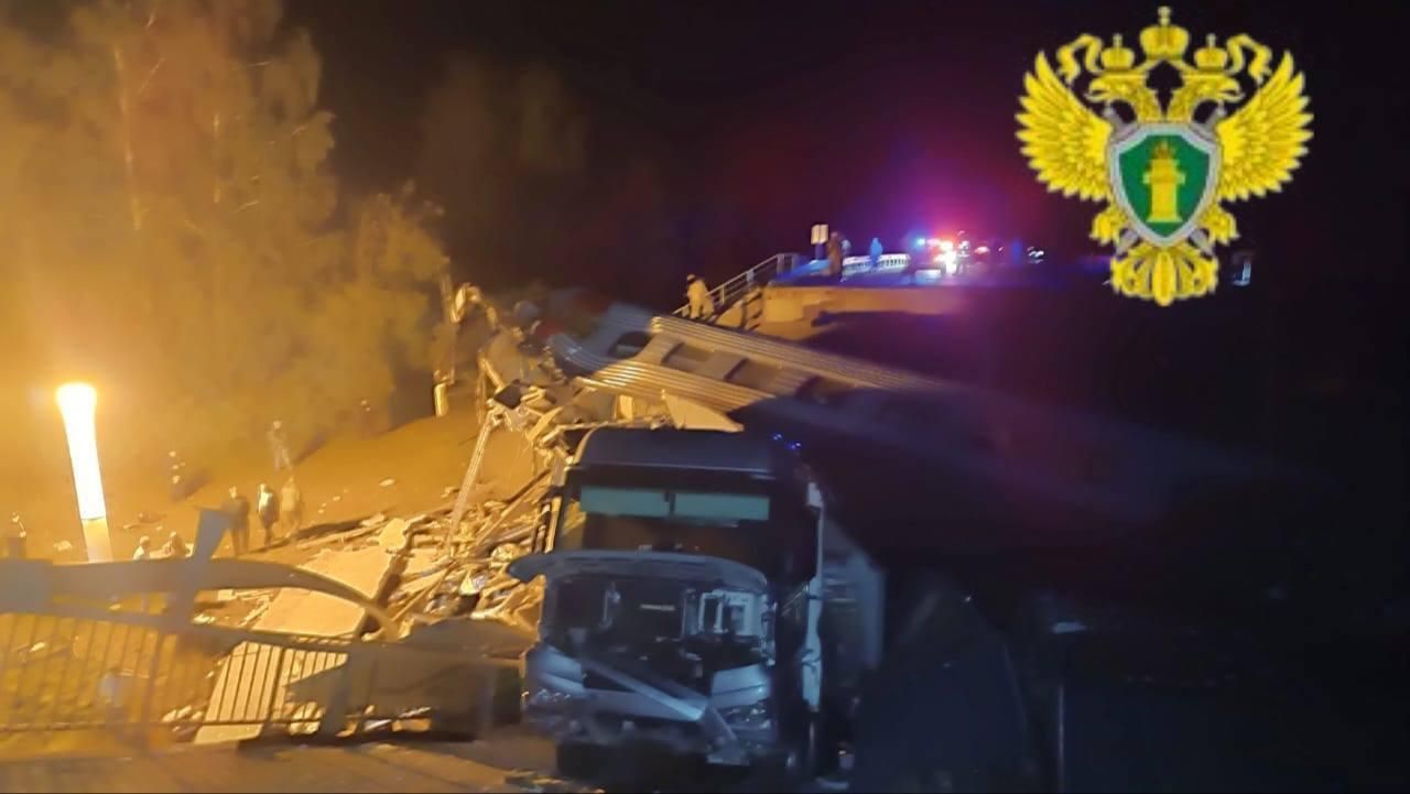 В результате крушения пассажирского поезда погибли 7 человек, десятки ранены
