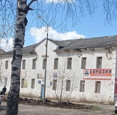 Администрация выставила на торги здание бывшей вечерней школы на улице Каржавина