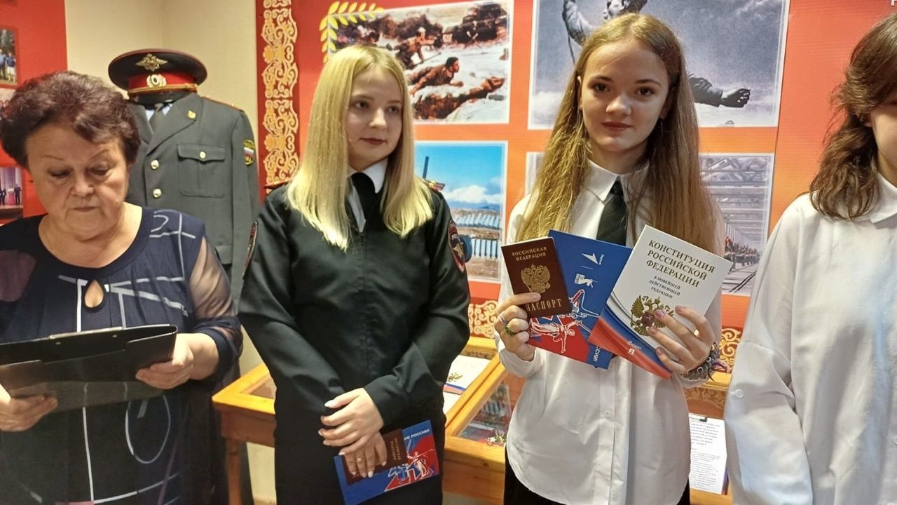 Акция «Мы – граждане России»: вручение первых паспортов в музее ОМВД Североуральска