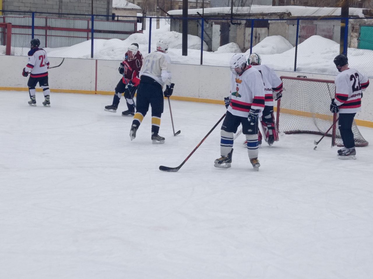 На черемуховском корте устроили настоящий спортивный праздник - хоккей к 23 февраля