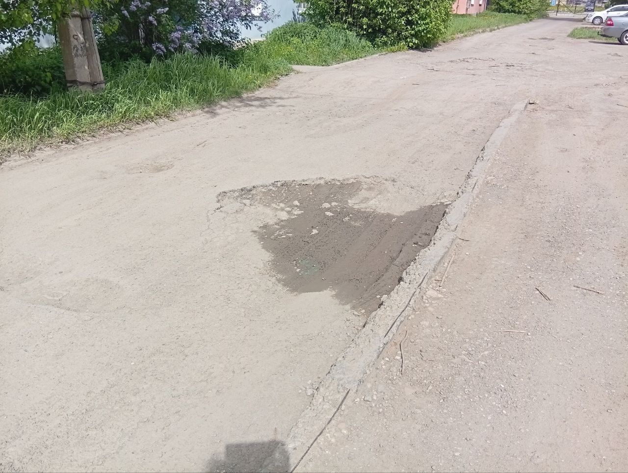 86-летняя Галина Колбина - про путь от дома до аптеки, а потом до магазина. Один двор хуже другого