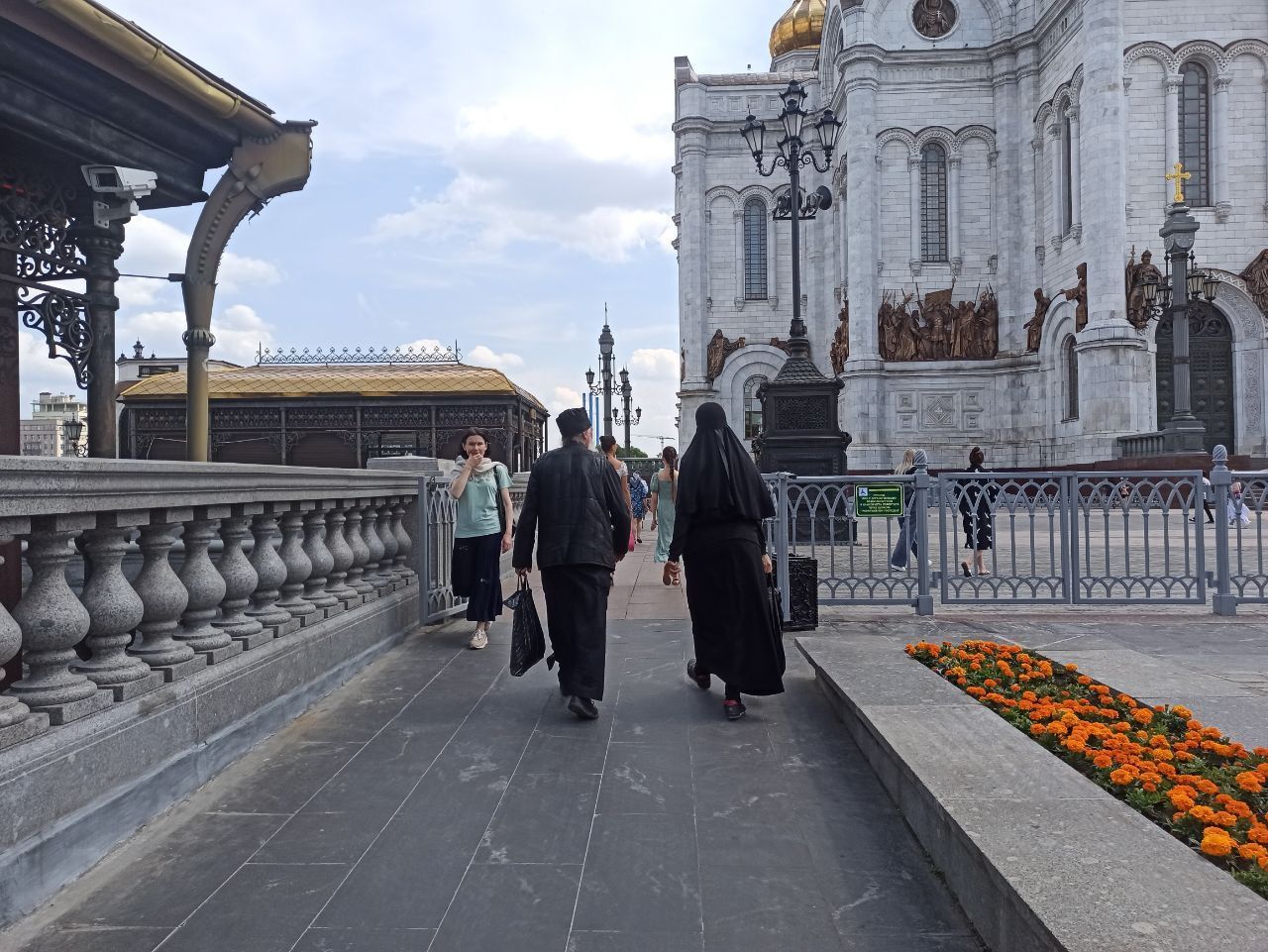 Впечатления от Москвы-2023: аэроэкспресс, смс от киргиза, акция “Доброворот”, монахи в кроссовках
