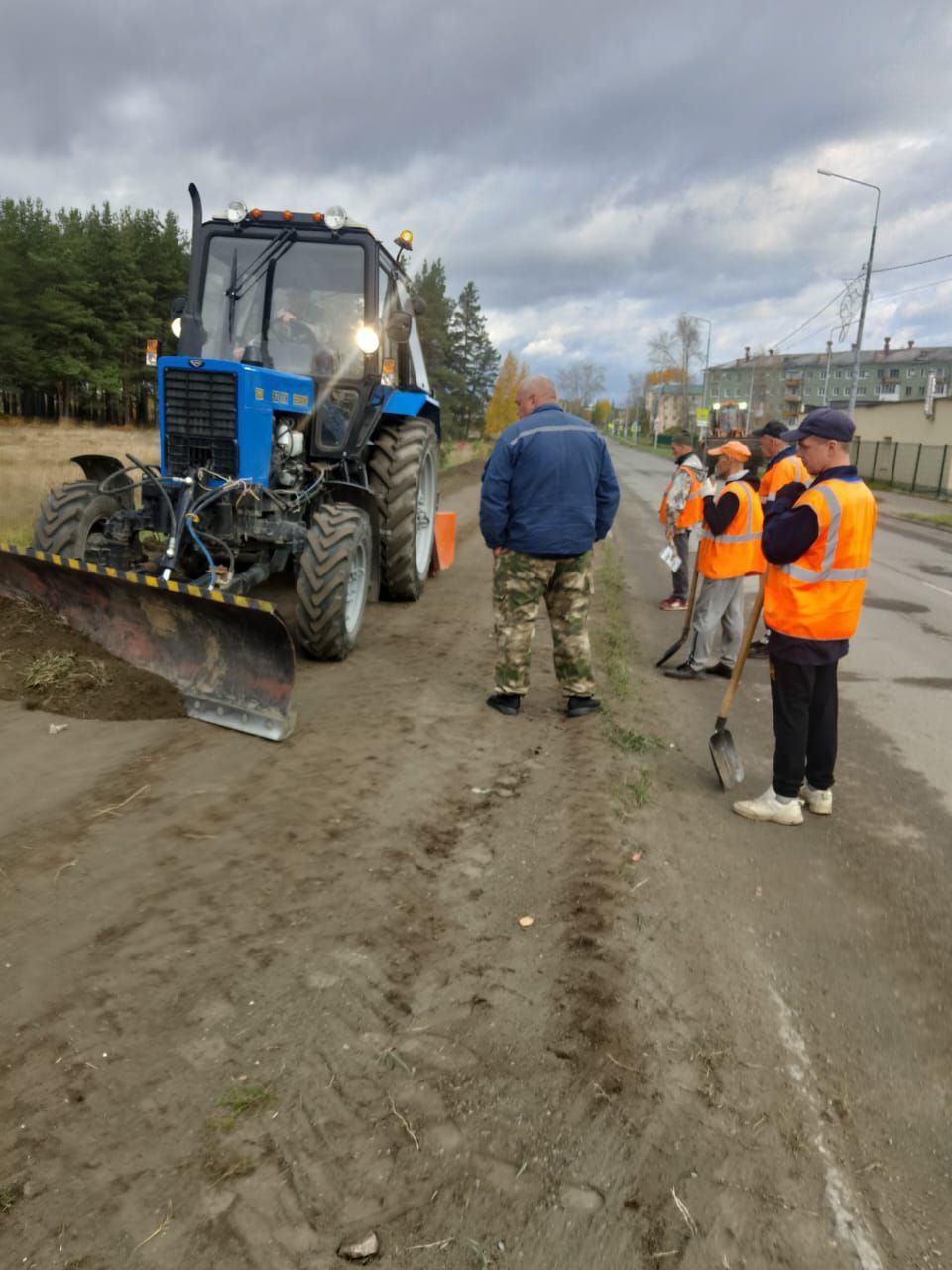 Вдоль дороги по Павла Баянова сняли слой грунта, чтобы проезжую часть не топило