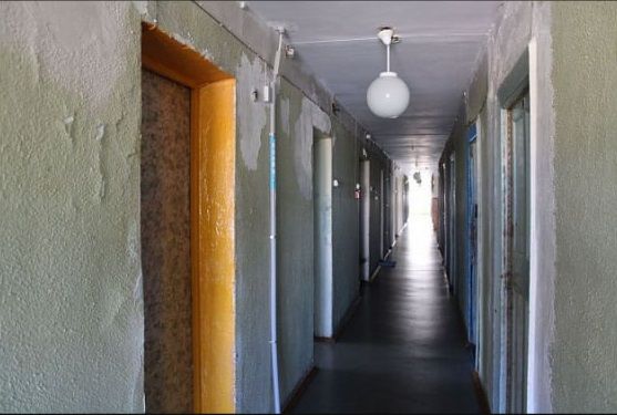 Мало того, что у мужчины ни гражданства, ни документов. Еще и собаку из общежития выгнали