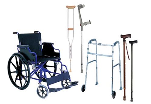 ЦСОН предлагает нуждающимся во временное пользование инвалидные коляски, костыли, сиденья для ванны и многое другое