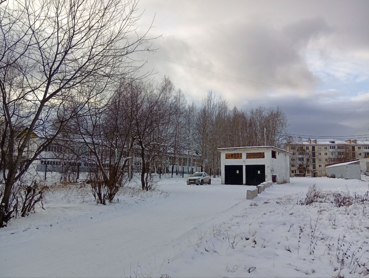 За девятиэтажкой проезд перекрыли бетонными блоками. Жильцы ищут, чья инициатива