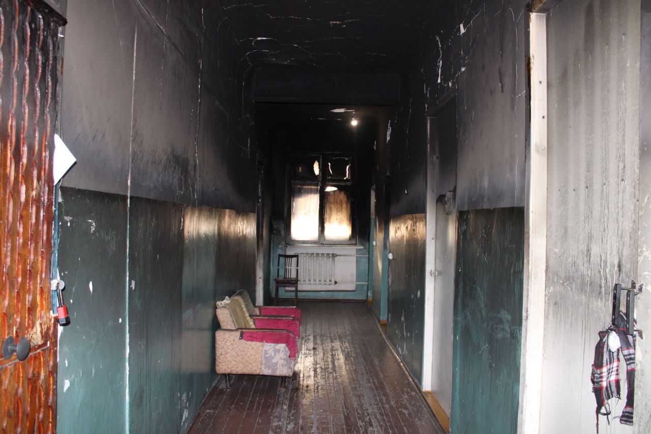 Последствия пожара в Калье 26 декабря. Двери выбиты, света в туалете нет, в душевой холод, страшно!