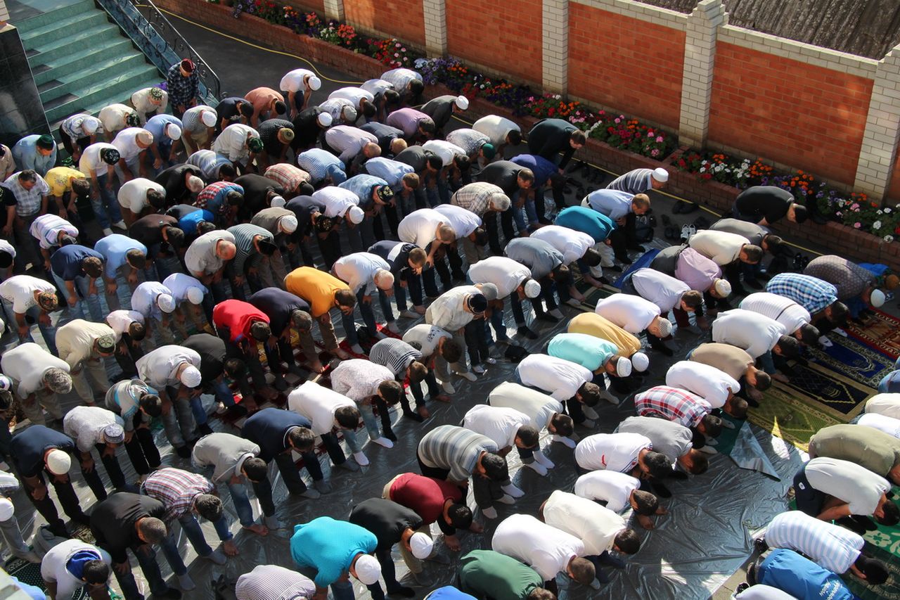 Почему мусульмане совершают намаз. Намаз. Мусульмане молятся на улице. Братство мусульман. Намаз на улице.