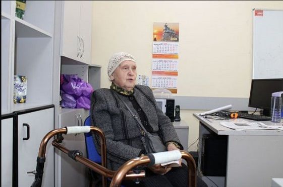 89-летнюю женщину с инфарктом везли в Краснотурьинск в холодной необорудованной “Скорой”