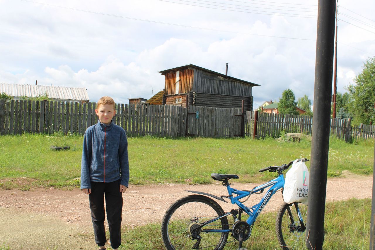 Обещали сделать на Крутом футбольную площадку. Ржавое ограждение поставили - и забыли