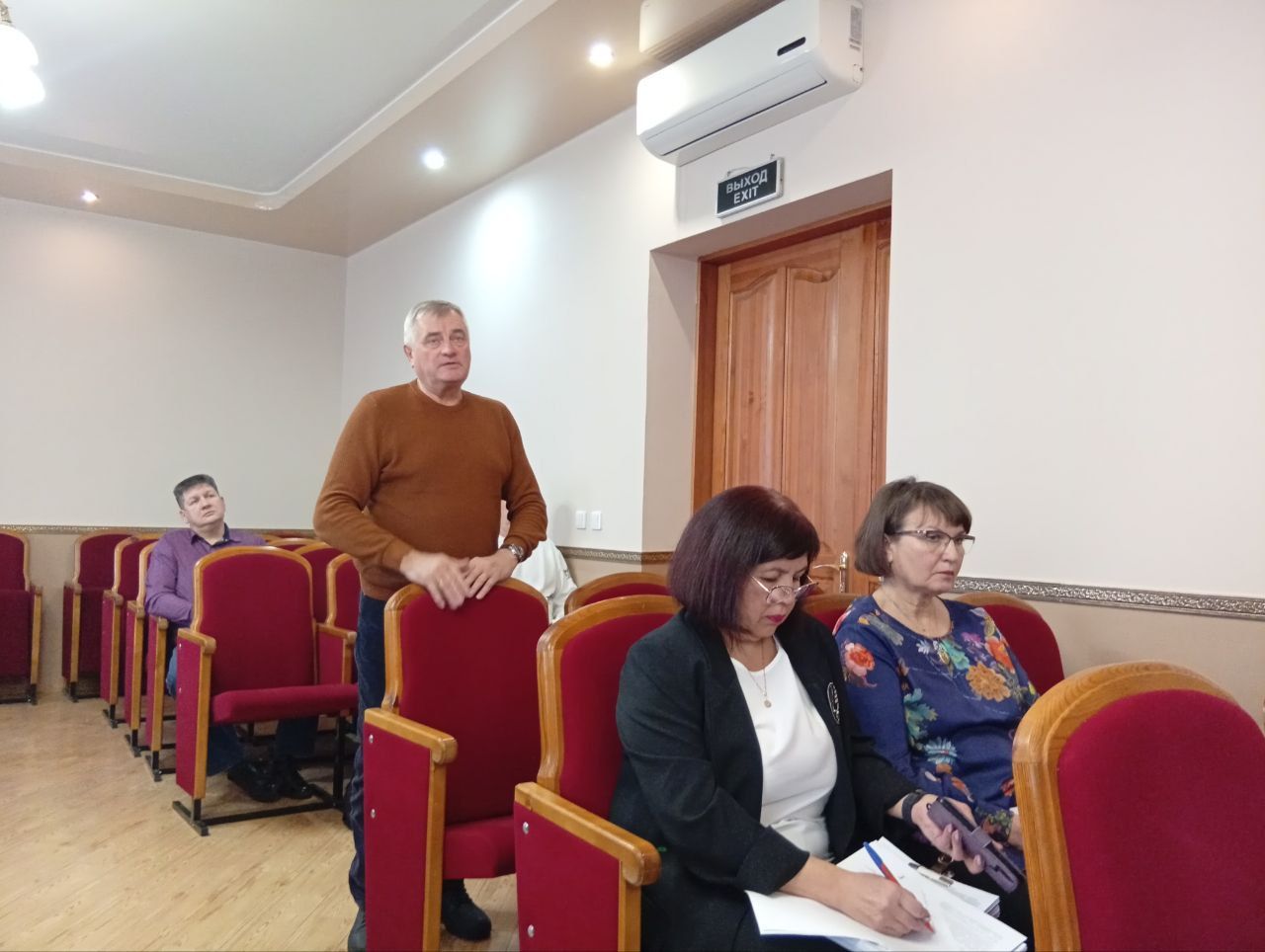 Вопросы “Рифею” - плата за пустующие дома и студентов, просыпь мусора из контейнеров