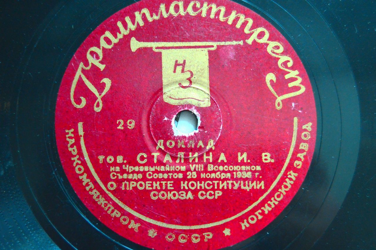 Североуральского краеведа поблагодарили за уникальный подарок музею Югорска