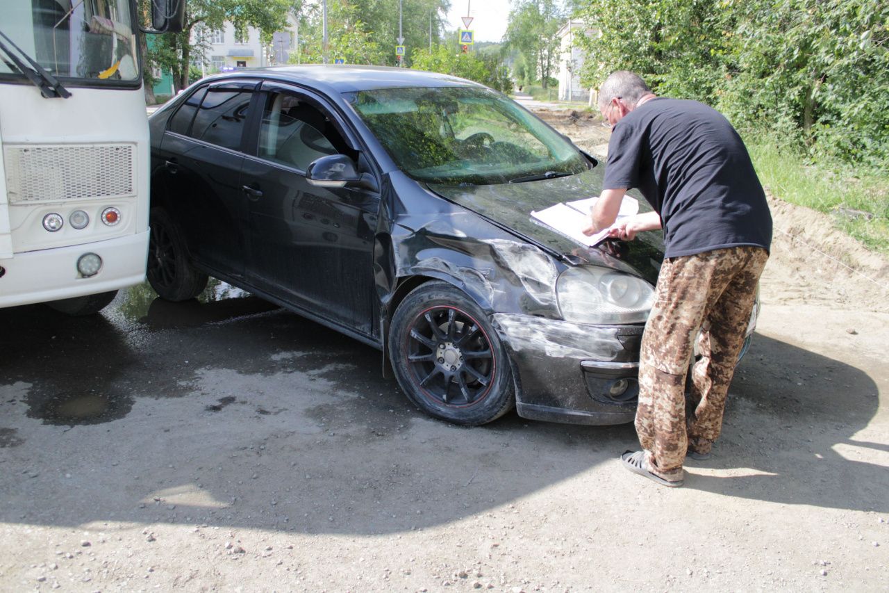 Водитель автобуса не заметил легковушку на повороте во двор. Произошло ДТП