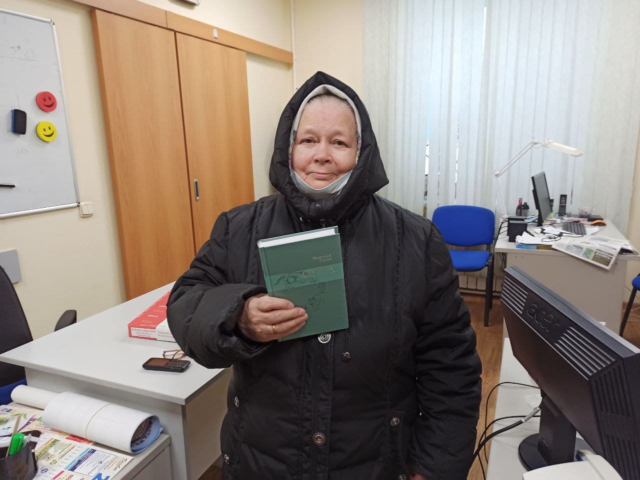 Победительница викторины по повести Николая Гарина получила в подарок книгу с его автографом