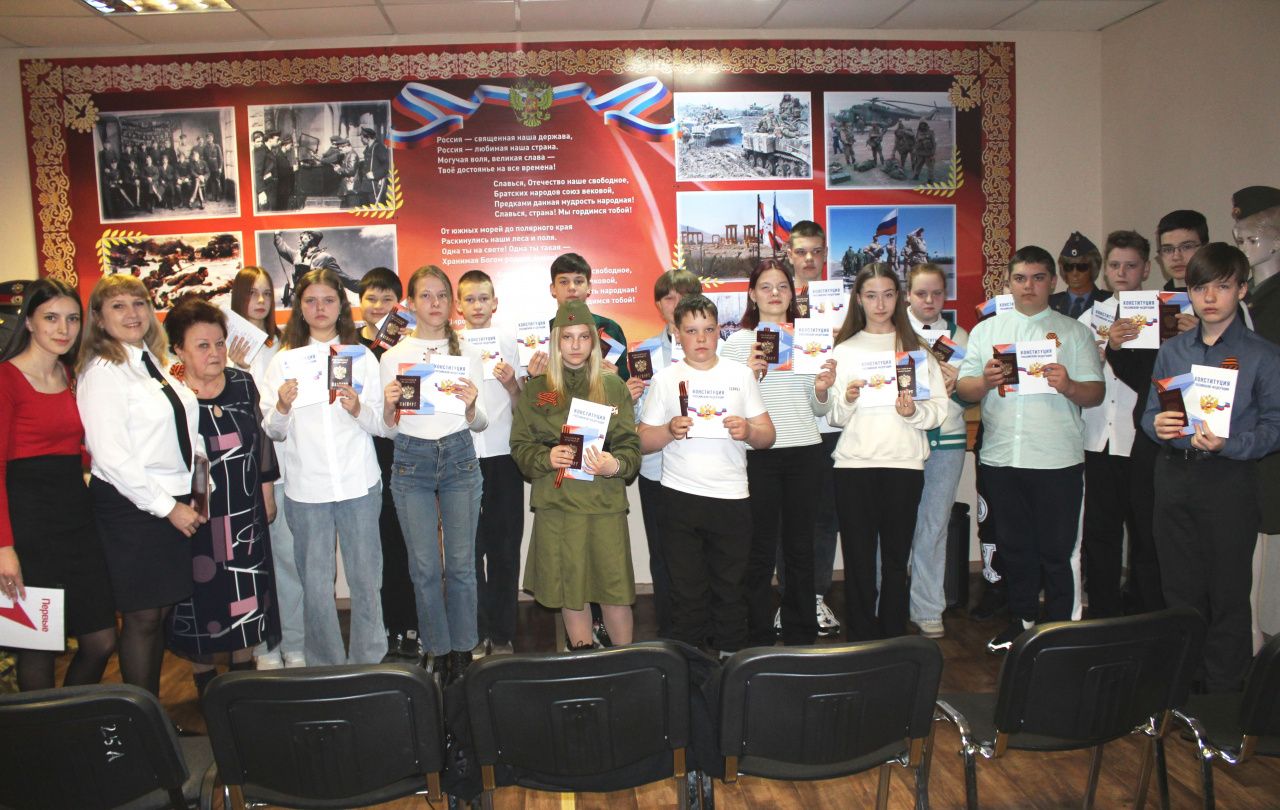  В преддверии Дня Победы в музее отдела МВД торжественно вручили юным североуральцам паспорта 